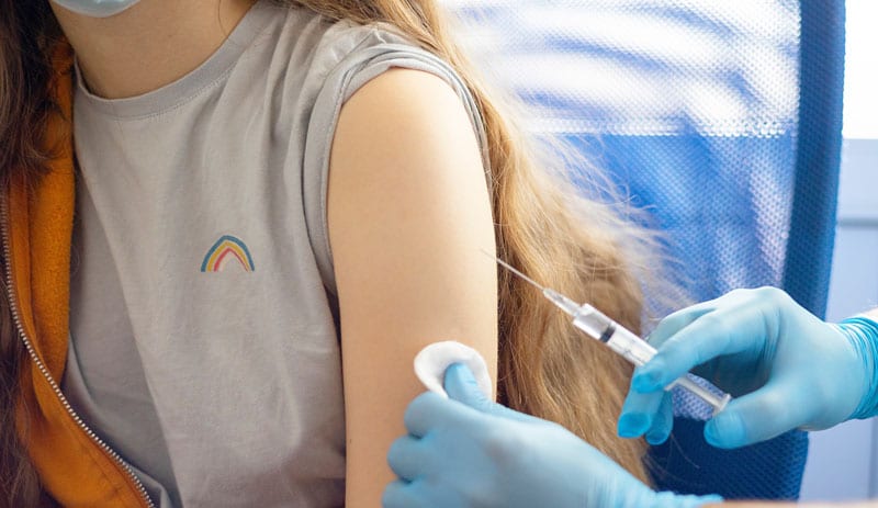 teenage girl vaccination covid-19 vaccine